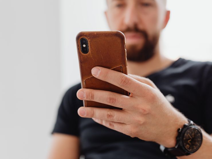 uomo con smartphone