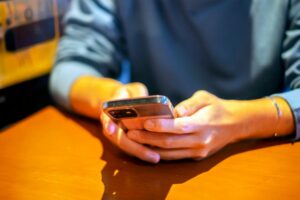 uomo con smartphone in mano