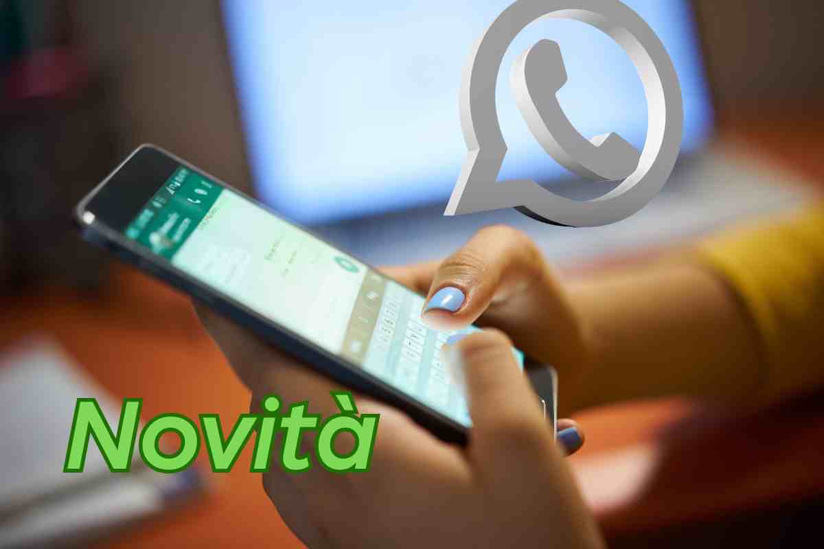 mani che tengono un telefono e che chatta su whatsapp con scritta novità