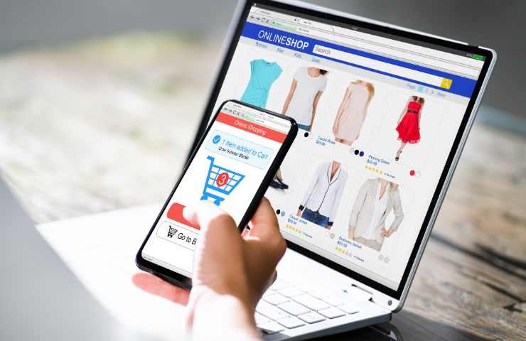 donna che fa shopping online con smartphone
