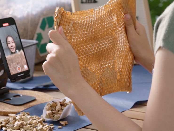 ragazza che fa video su tiktok